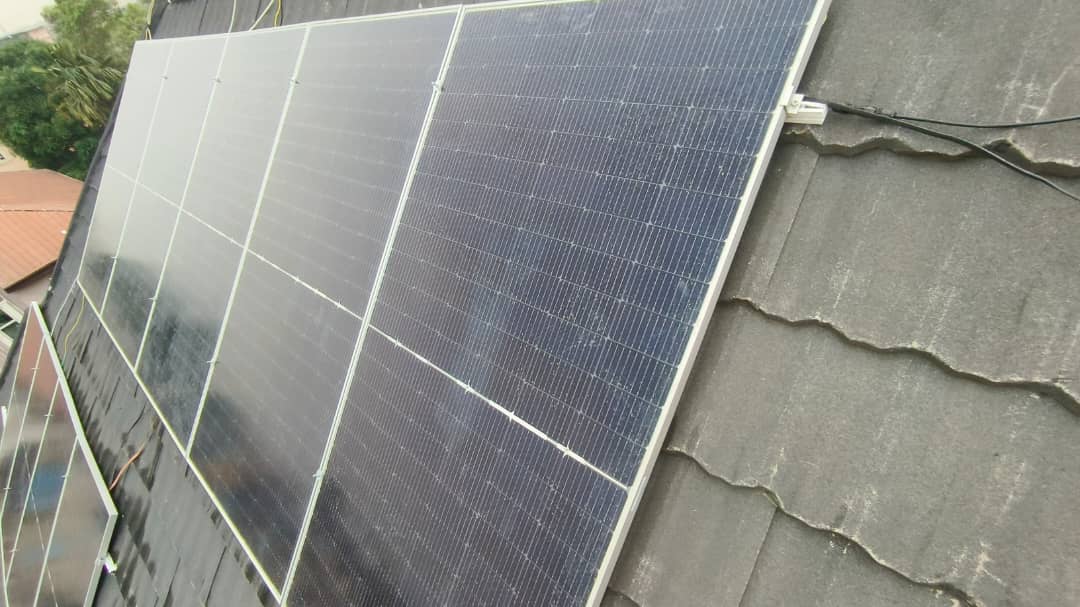 Rooftop solar panel array